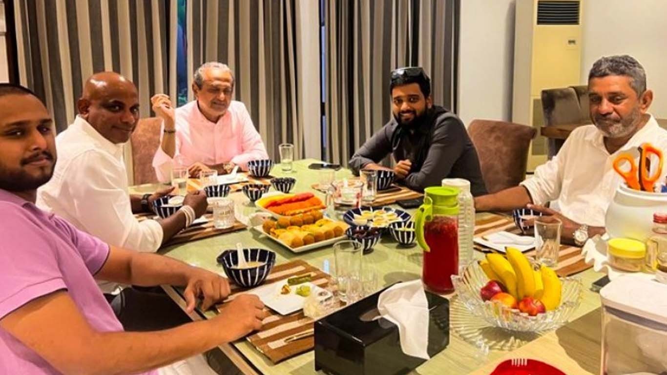 سری لنکا کے سابق کرکٹر جے سوریا نے مسلمان دوستوں کے ہمراہ روزہ رکھا