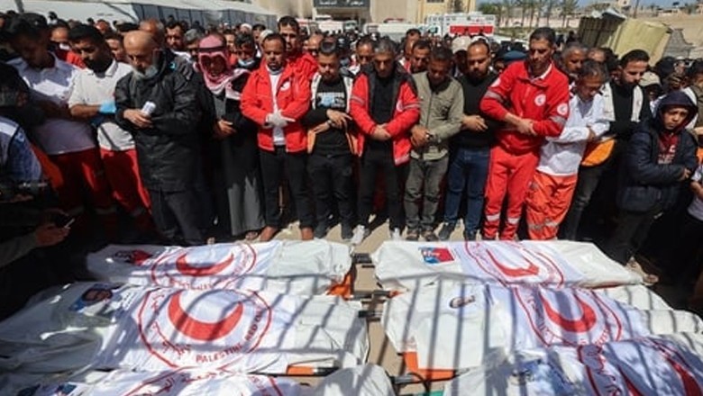 غزہ میں اسرائیلی بربریت، اقوام متحدہ کے 15 لاپتہ رضاکاروں کی اجتماعی قبر دیافت