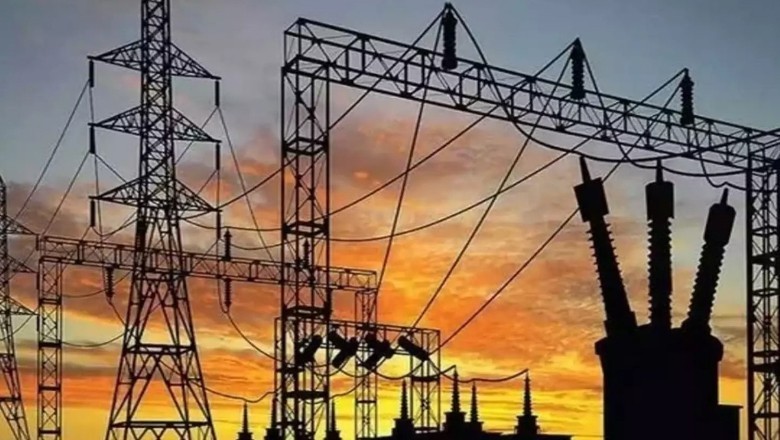 بجلی کی فی یونٹ قیمت میں 8 روپے کمی کا اعلان