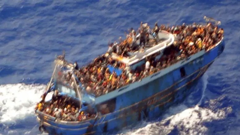 یونان کے ساحل پر مہاجرین کی کشتی ڈوبنے سے درجنوں افراد متاثر، متعدد جاں بحق