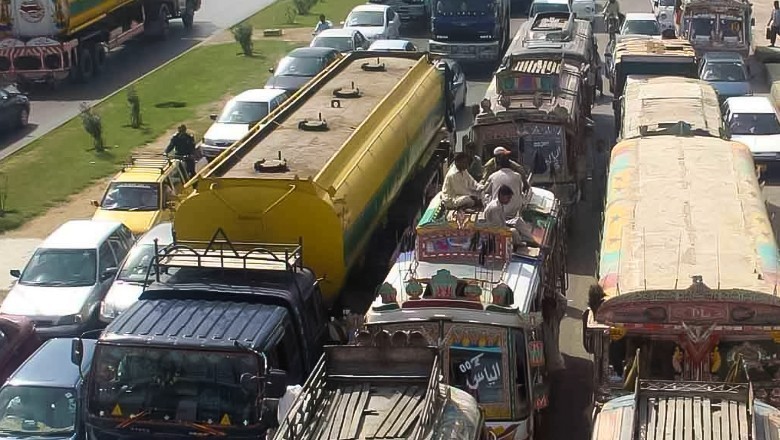 کراچی میں ٹریفک حادثات کی روک تھام کیلیے پابندیاں عائد