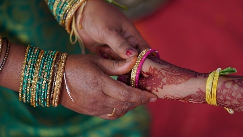 بھارت میں تین بچوں کی ماں نے اسلام سے مرتد ہوکر انٹر کے طالب علم سے شادی کرلی