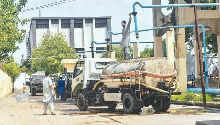 کراچی میں مشتعل افراد کا احتجاج، واٹر ٹینکر سروس بند