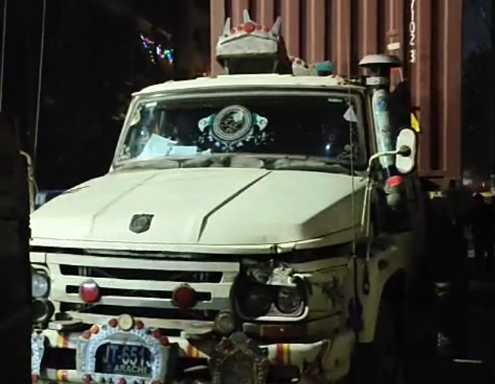 کراچی میں ہیوی ٹرالے کی ٹکر سے 2 نوجوان موٹر سائیکل سوار دوست جاں بحق