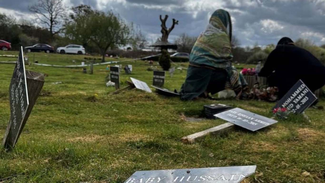 برطانیہ، 85 مسلمان بچوں اور نوجوانوں کی قبریں اکھاڑ دی گئیں