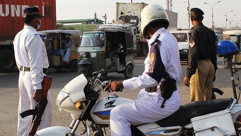 کراچی میں ٹریفک قوانین کی خلاف ورزیوں پر 100 سے زائد ڈمپر ضبط