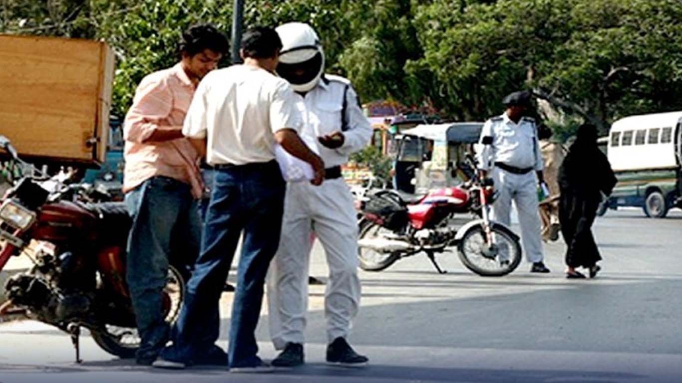 کراچی: ٹریفک قوانین کی خلاف ورزیاں، 11 ہزار موٹر سائیکلیں ضبط