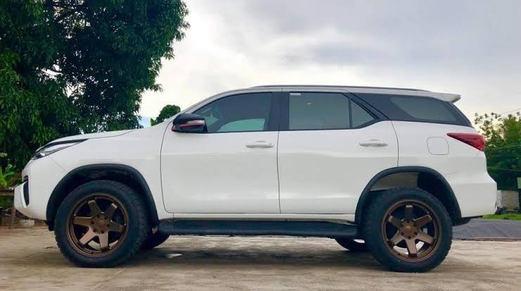 سندھ حکومت نے کمشنرز اور ڈپٹی کمشنرز کو 52 کروڑ مالیت کی لگژری گاڑیاں دینے کیلیے فنڈ جاری کردیا