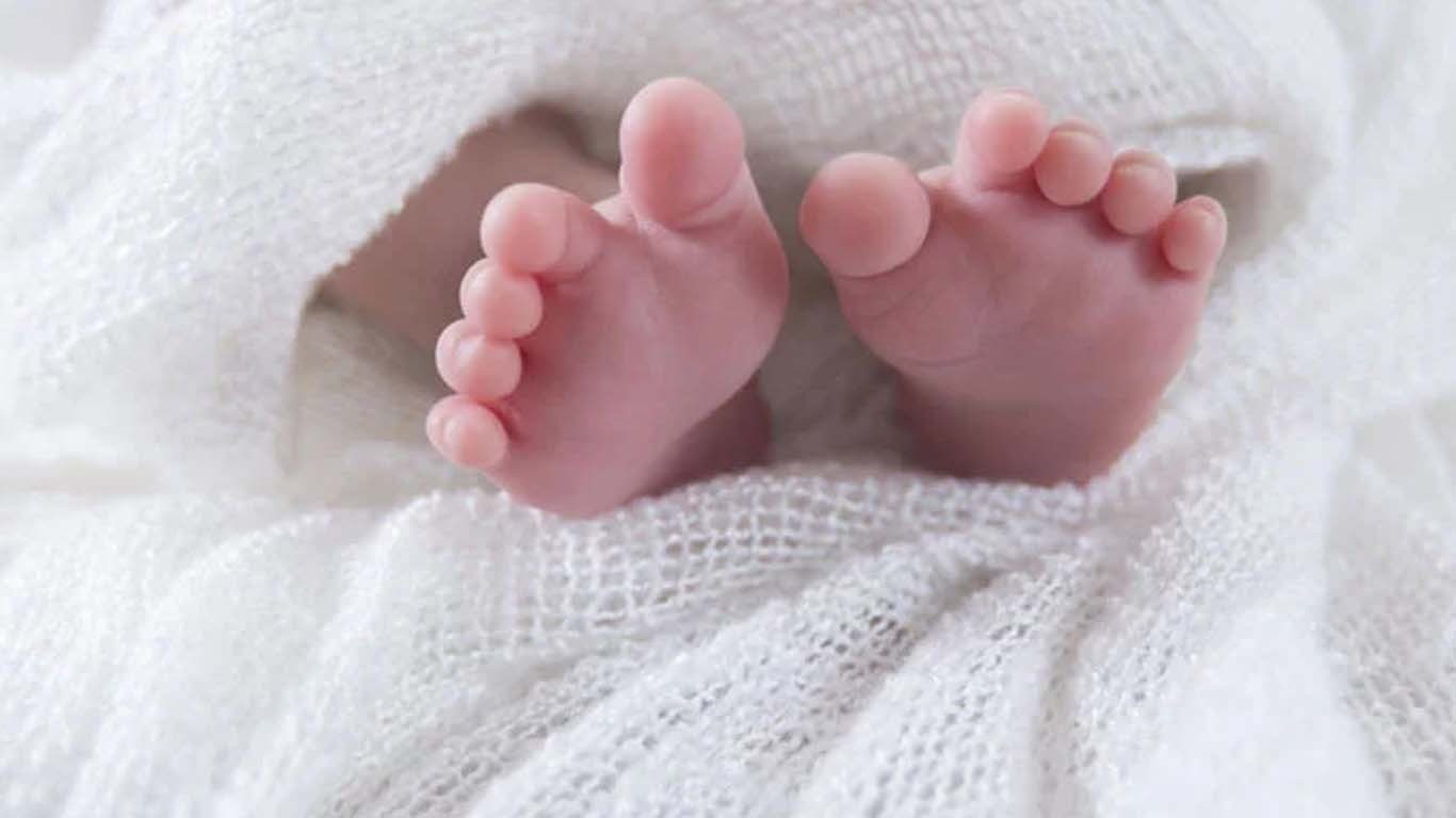 نجی اسپتال کے واش روم میں بچے کو جنم دے فرار ہونے والی خاتون پکڑی گئی