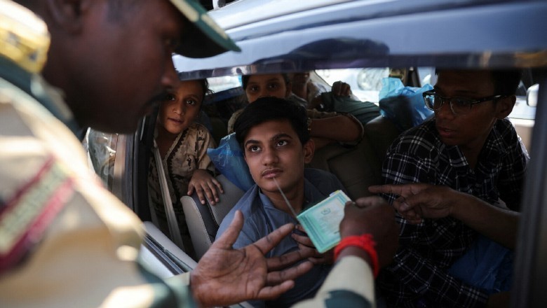 پاکستانی سفارت عملہ بھارت سے اہل خانہ سمیت پاکستان پہنچ گیا