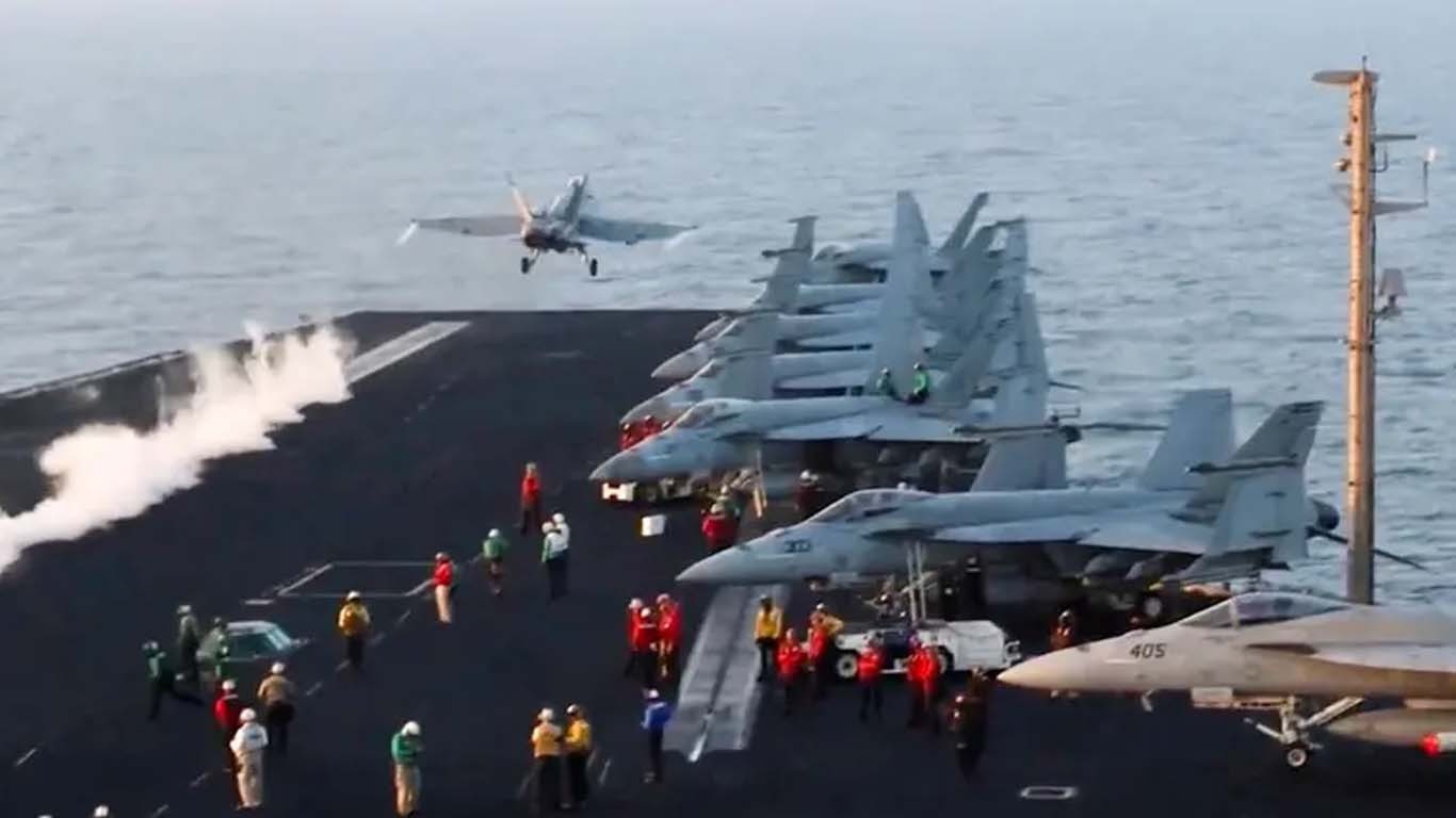 امریکہ کا ایک اور جنگی طیارہ بحیرہ احمر میں جا گرا