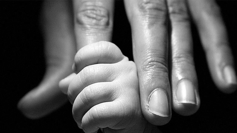 لاہور میں شیر خوار بچی کو 6 لاکھ روپے میں فروخت کرنے کی کوشش