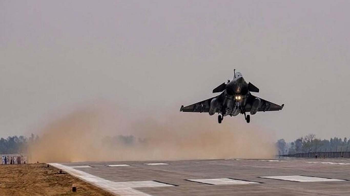 آپ ائیر بیس نہیں بچا سکتے تو جنتا کو کیسے بچائیں گے؟ بھارتی صحافی حکومت پر پھٹ پڑے