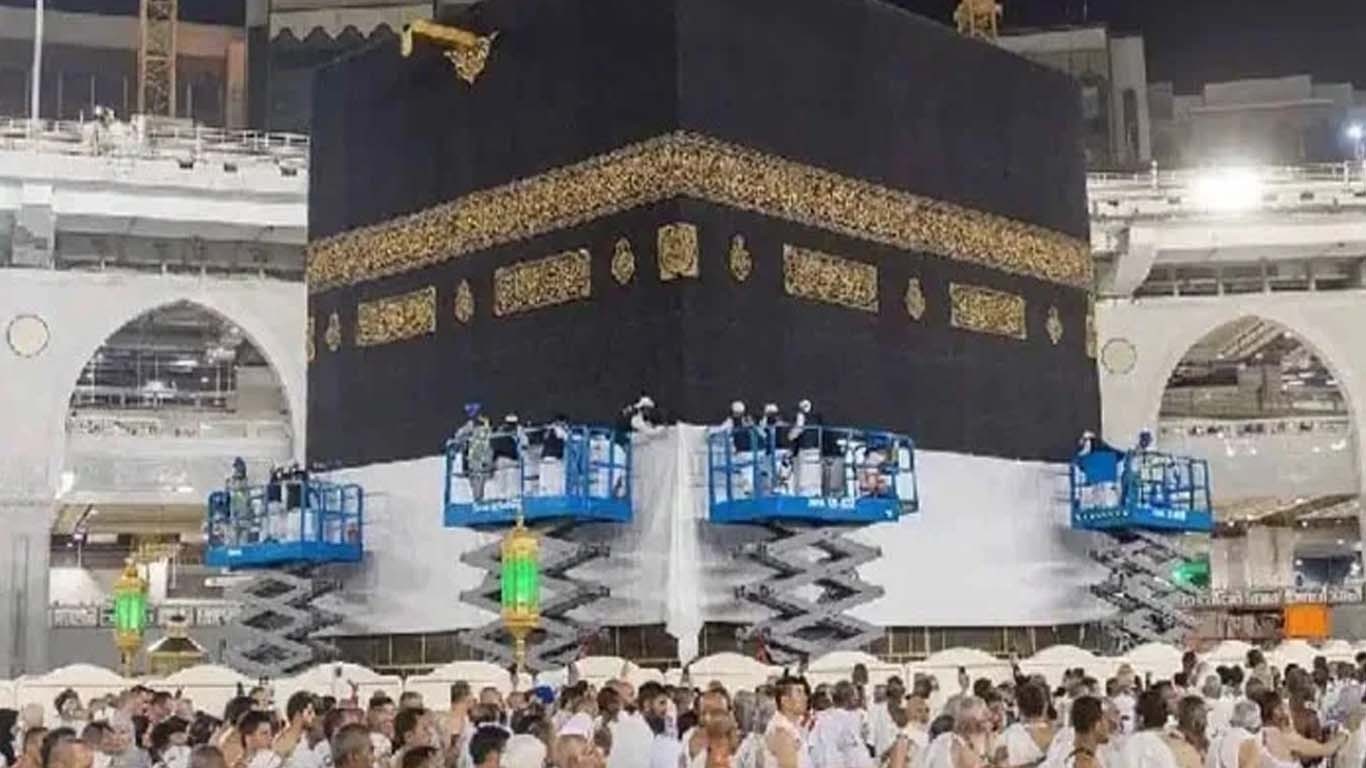 غلافِ کعبہ بلند کرنے کا عمل شروع، ایساحج سے قبل کیوں کیا جاتا ہے؟