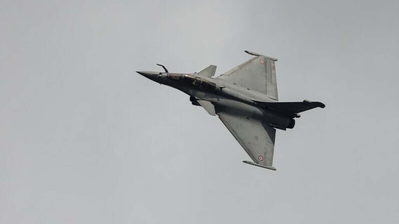 رفال کی ناکامیاں اجاگر نہ ہوں، اس لیے مودی کو سیزفائر کرنا ہی تھا، بھارتی تجزیہ کار