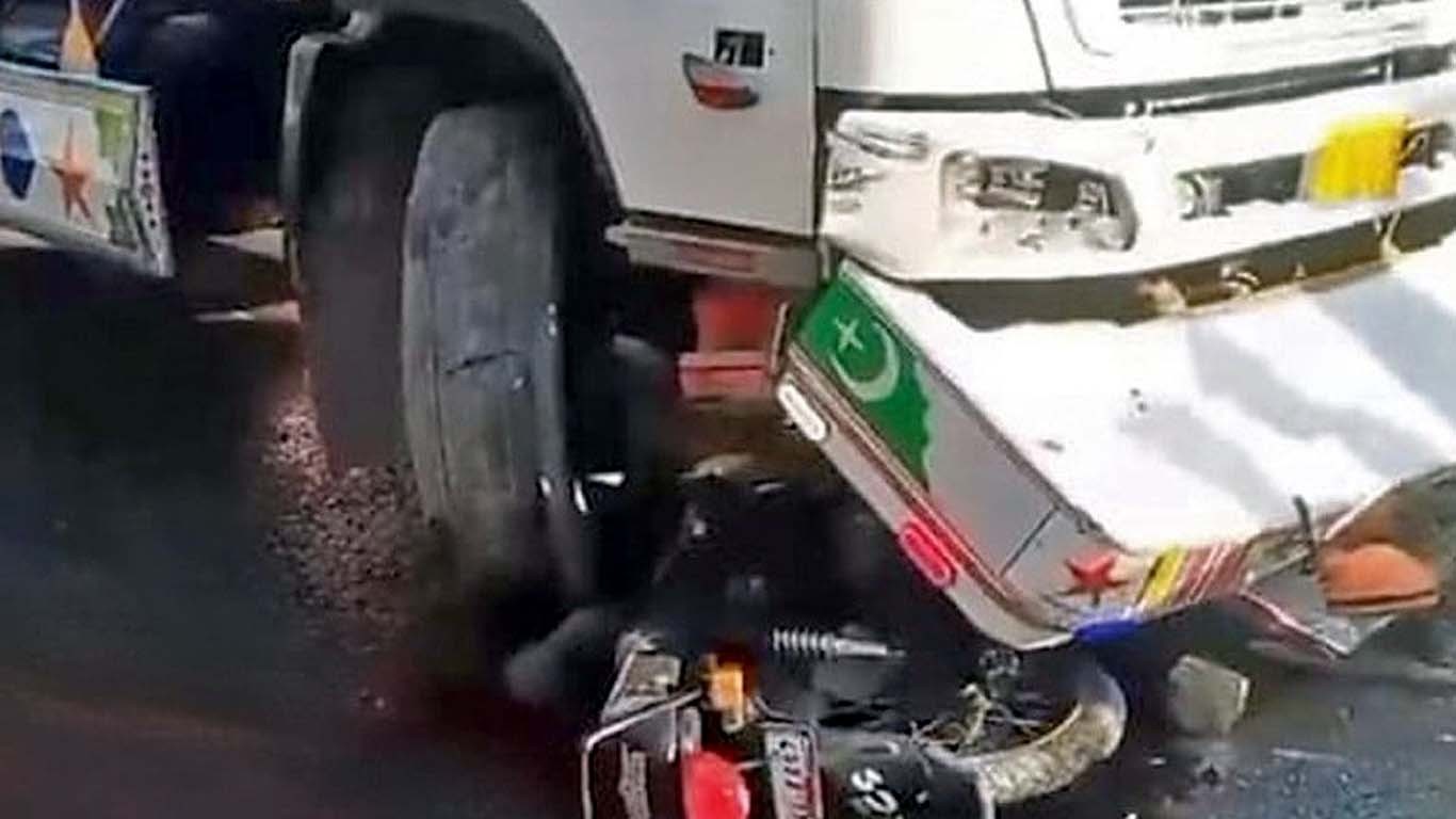 کراچی: ڈمپر نے ایک اور موٹرسائیکل سوار کو کچل ڈالا