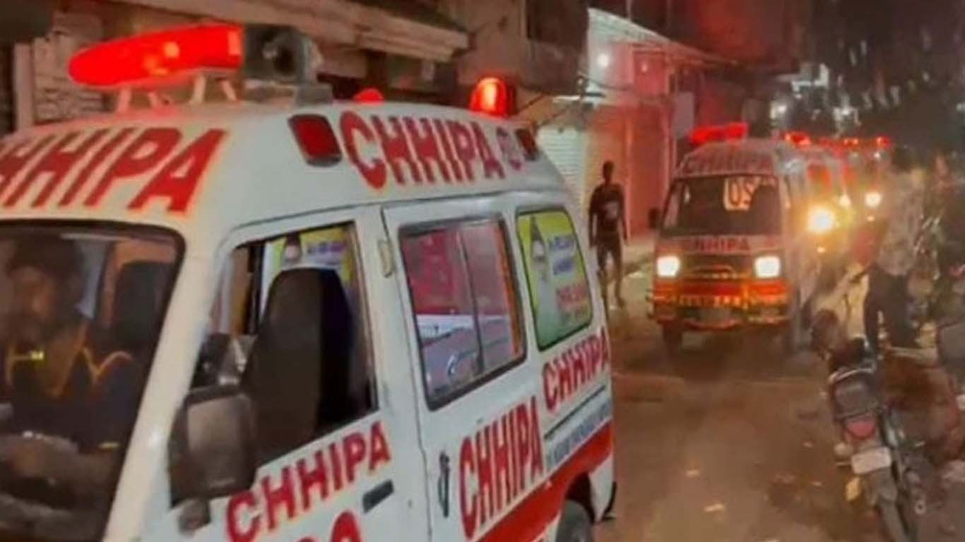 کراچی: ٹرک نے موٹر سائیکل سواروں کو کچل ڈالا ، 12 سالہ بچہ جاں بحق