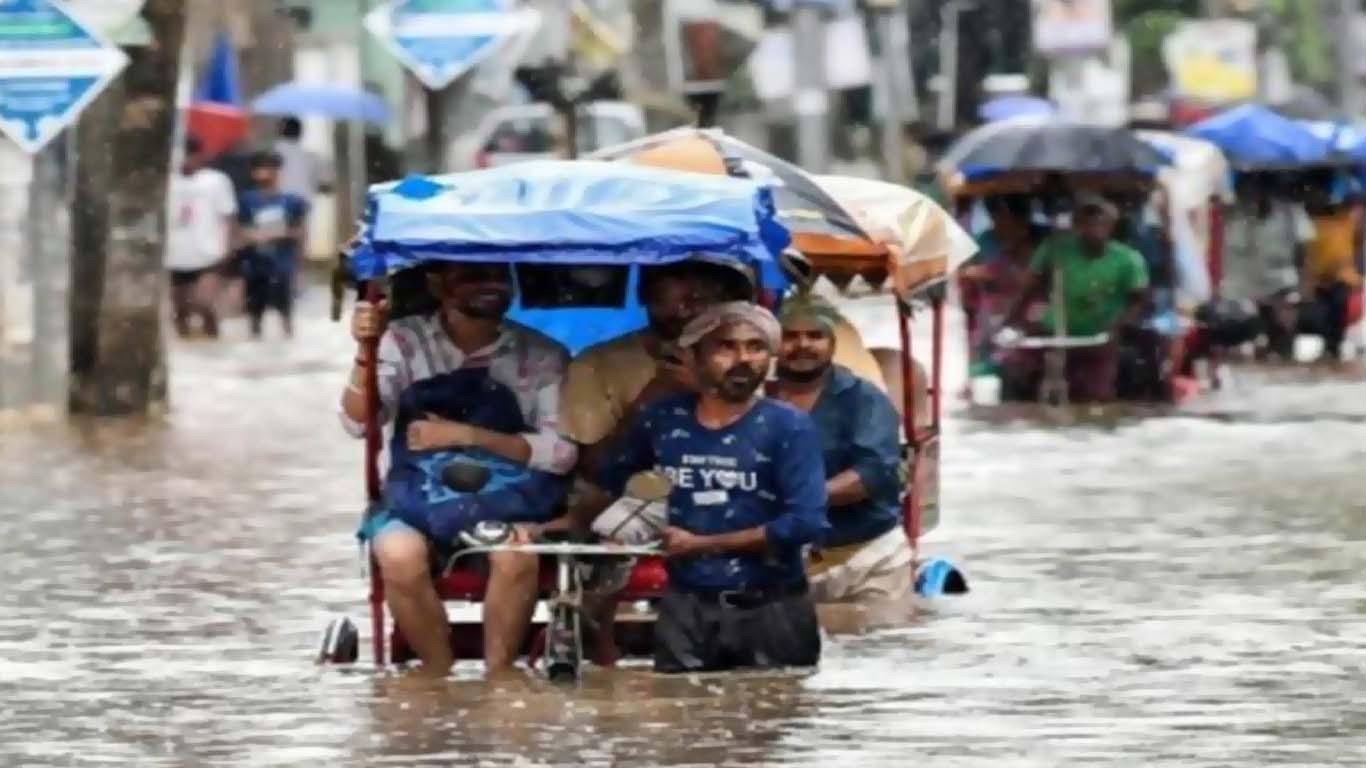 بھارت میں شدید بارشوں اور لینڈ سلائیڈنگ سے درجنوں ہلاکتیں