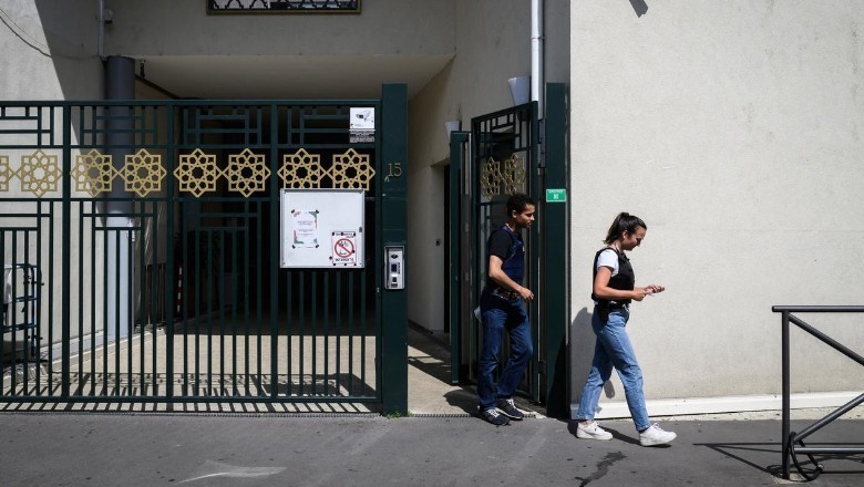 فرانس میں شرپسند نے مسجد سے قرآن کا نسخہ چرا کر نذر آتش کردیا