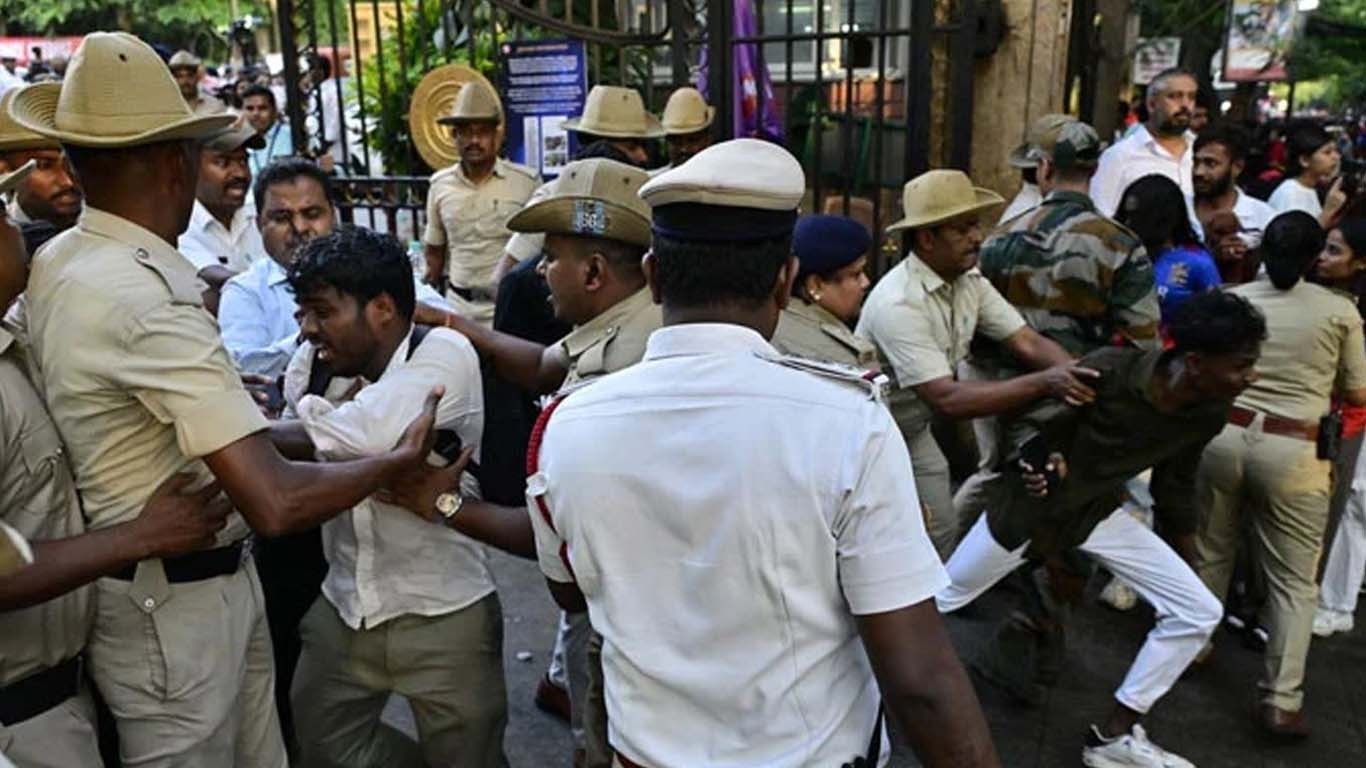 بھگڈر کا معاملہ، رائل چیلنجر بنگلورو کے ملازمین گرفتار