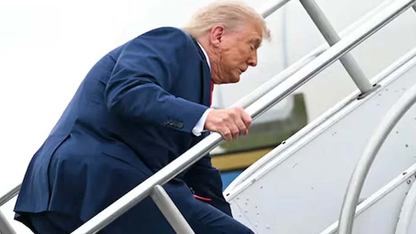 امریکی صدرجہاز کی سیڑھیاں چڑھتے ہوئے بال بال بچ گئے