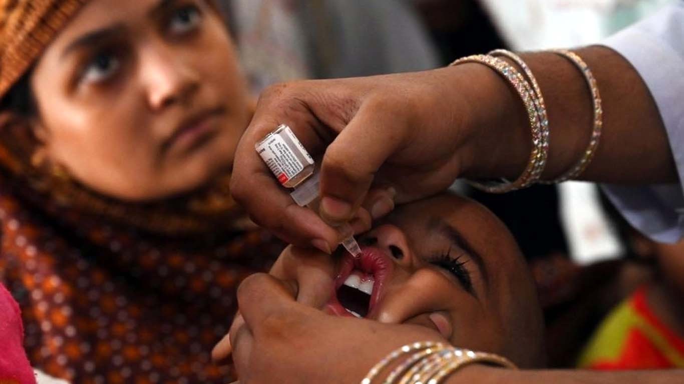 کراچی میں بچوں کو انسداد پولیو ویکسین پلانے سے انکار کے کیسز بڑھنے لگے