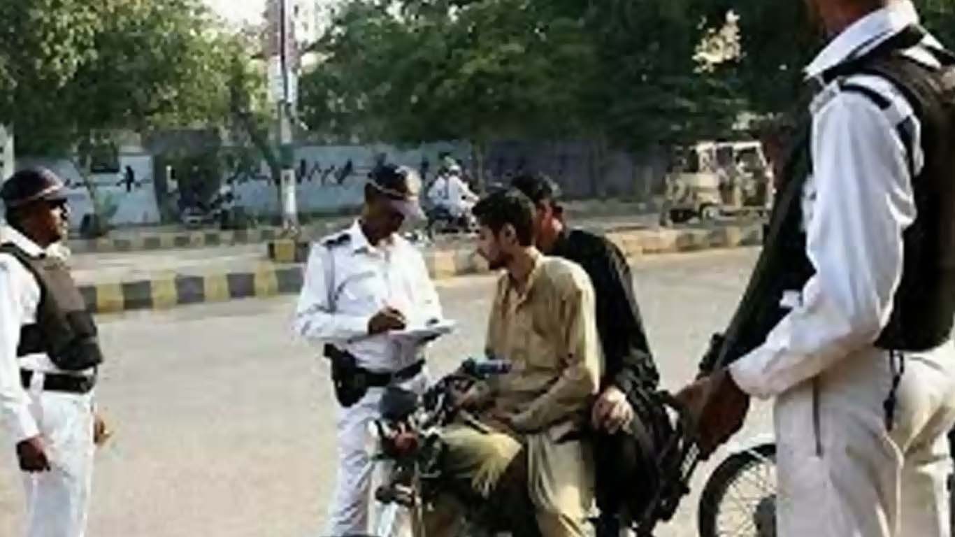 کراچی: موٹر سائیکل نمبر پلیٹس کی تبدیلی، ٹریفک پولیس نے شہریوں کی مشکل بڑھا دی