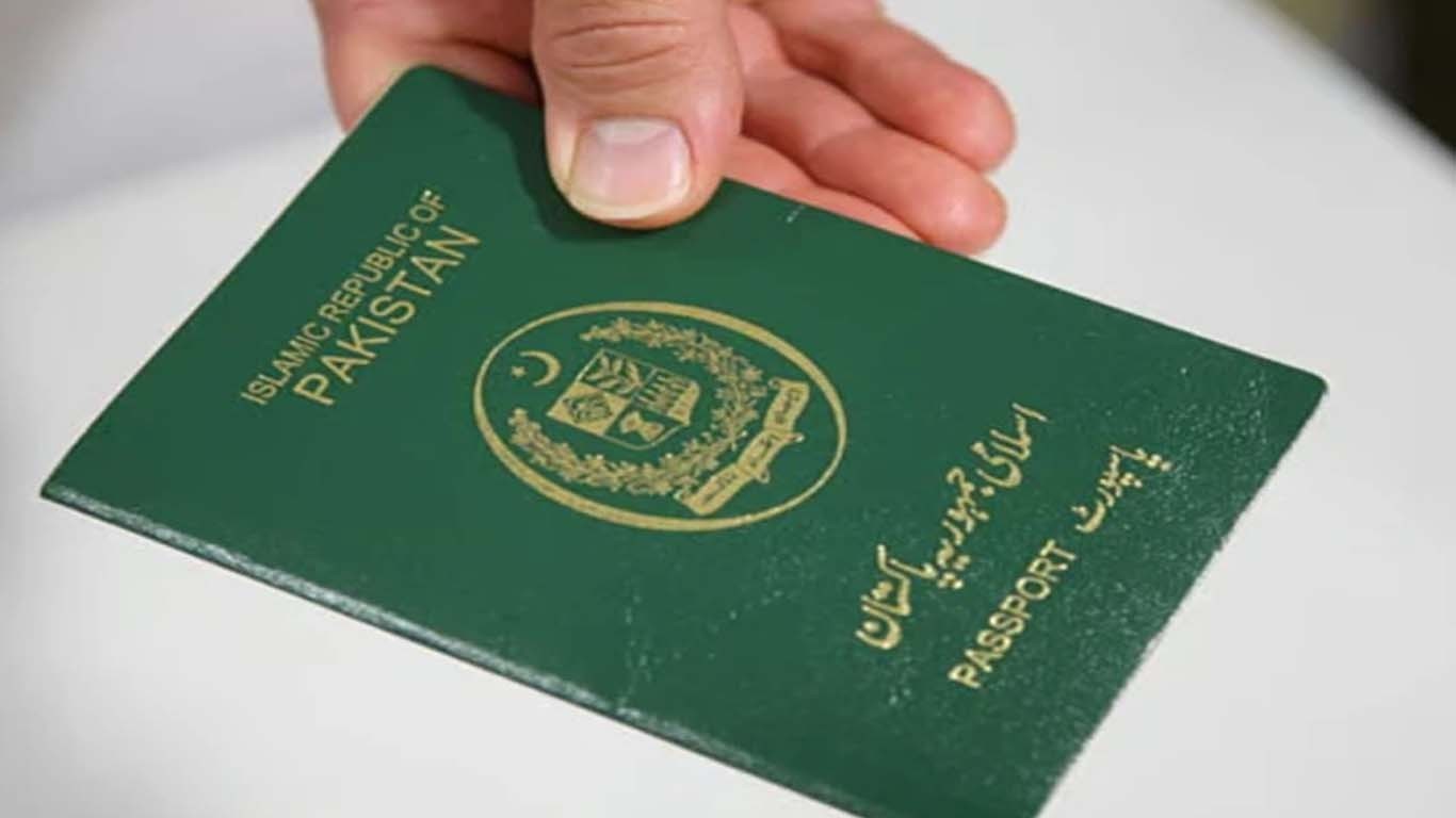 پاکستانی پاسپورٹ پر 32 ممالک کا ویزہ فری سفر ممکن، عالمی رینکنگ میں بہتری