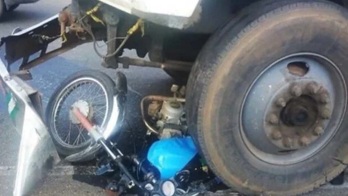 کراچی میں تیز رفتار واٹر ٹینکر نے ایک اور موٹرسائیکل سوار کو کچل دیا