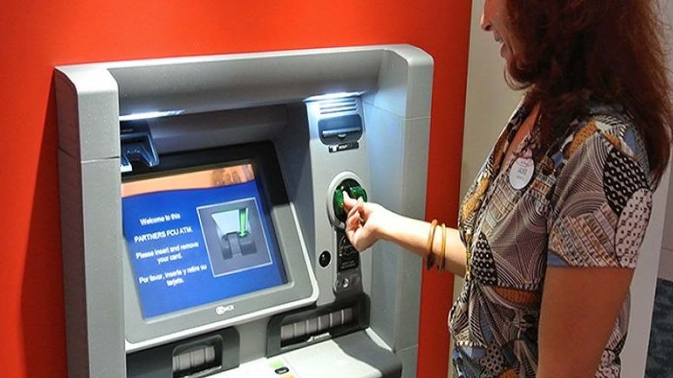 دوسرے بینک کے اے ٹی ایم سے رقم نکلوانے پر چارجز بڑھا دیئے گئے