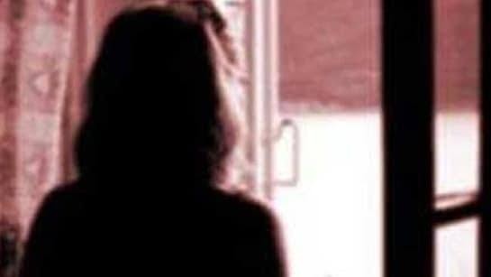 دوسری جماعت کے طالب علم سے زبردستی 4 سال تک جسمانی تعلقات بنانے والی خاتون ٹیچر گرفتار، تہلکہ خیز انکشافات