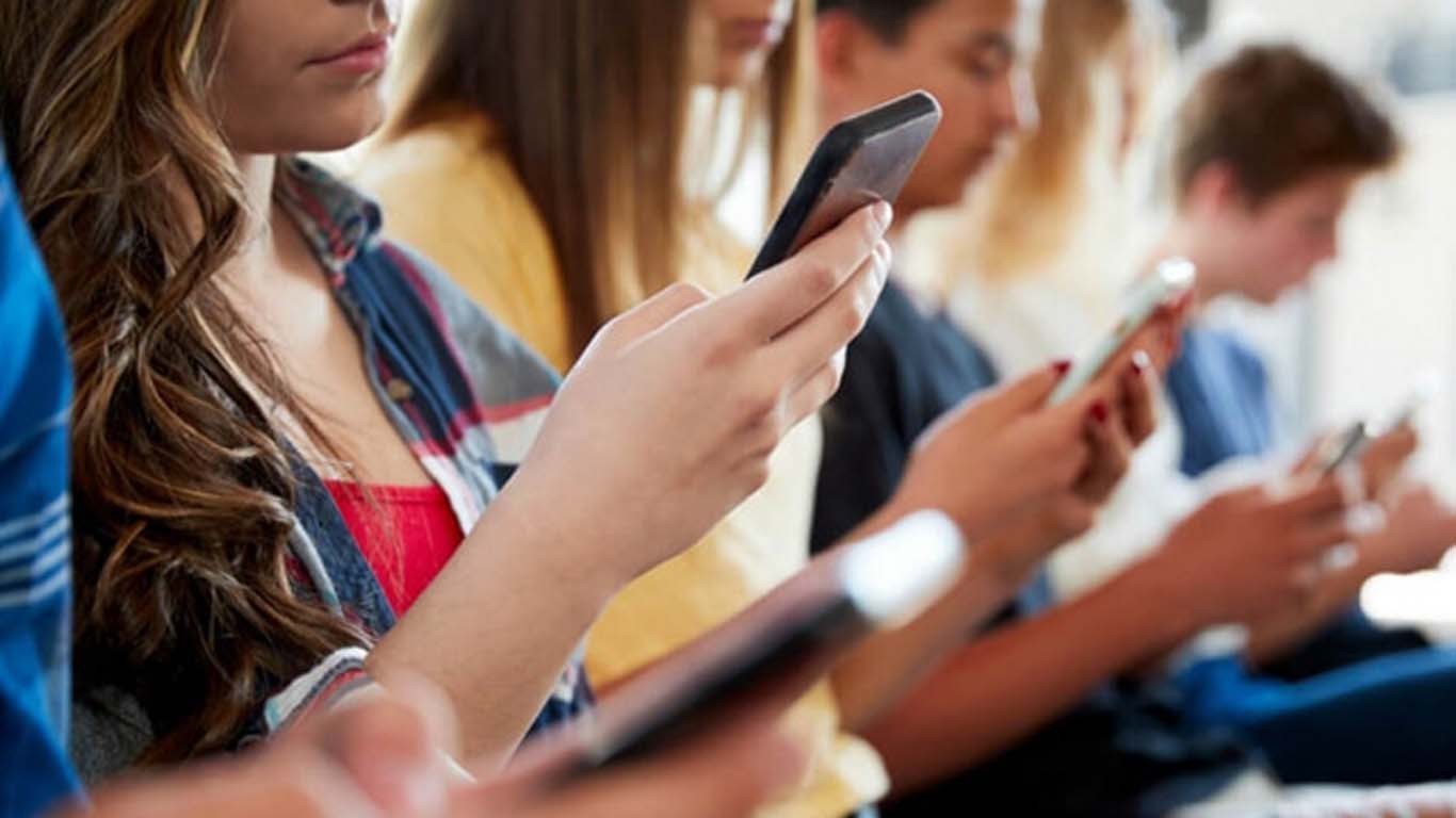 امریکی بالغ افراد ہر 10 منٹ میں اپنے فون چیک کرتے ہیں، رپورٹ