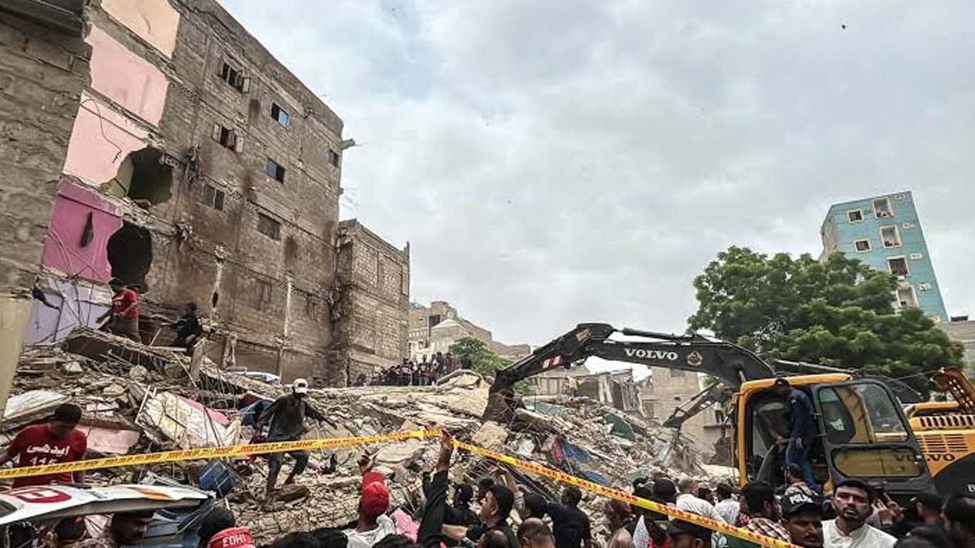 لیاری عمارت کے ملبے سے ملنے والی لاش کے کپڑوں سے 2 کروڑ کے چیک ملنے کا انکشاف