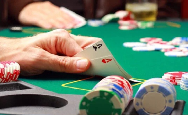 نشے کا عادی باپ جوئے میں 2 بچے ہار گیا، شکایت کیلیے تھانے جانے والی ماں سے پولیس کی شرمناک حرکت