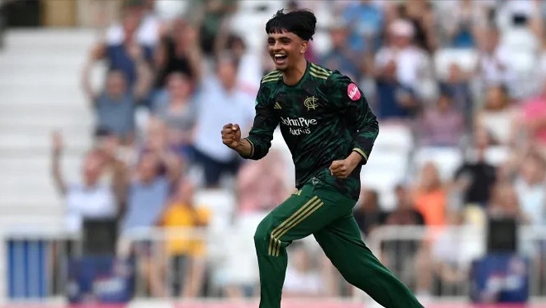 سابق پاکستانی کھلاڑی کے بیٹے کا کارنامہ، انگلینڈ میں پہلے ہی میچ میں ہیٹ ٹرک کر ڈالی