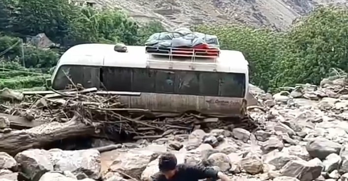 گلگت میں کلاؤڈ برسث کے بعد خوفناک صورتحال، سیاحوں کی 9 گاڑیاں بہہ گئیں