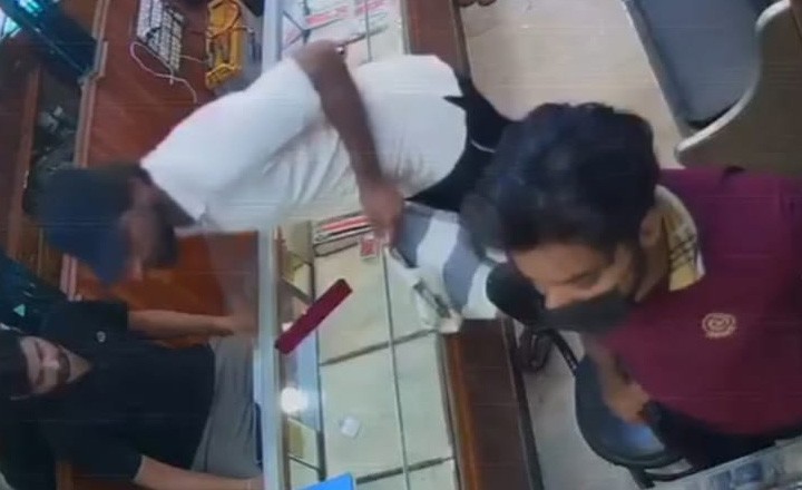 کورنگی ڈکیتوں کی جنت، مزاحمت پر شہید دکاندار کی نماز جنازہ کے دوران سونے کی دکان میں ڈکیتی