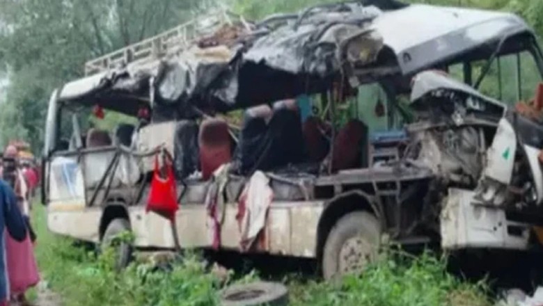 ہندو یاتریوں کی گاڑی کو خوفناک حادثہ، 18 ہلاکتیں