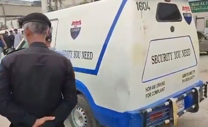 کورنگی ڈکیتی، مسلح افراد بینک کی کیش وین سے 97 لاکھ روپے لے کر فرار ہوگئے