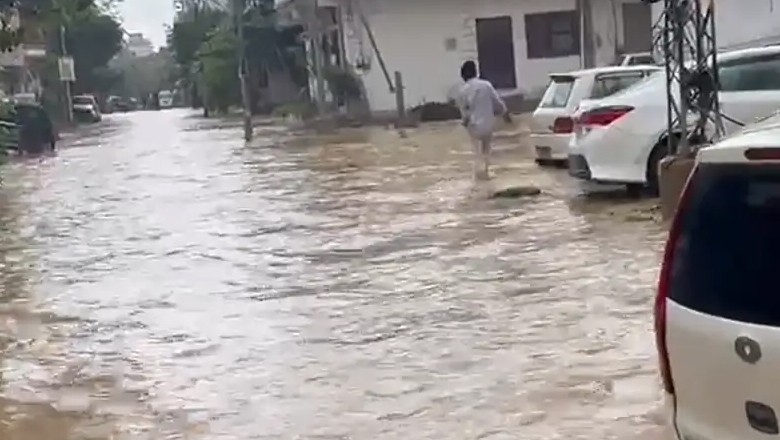 کراچی سیلابی ریلے میں ہائی روف بہہ گئی، چار لاشیں برآمد، متعدد لاپتہ