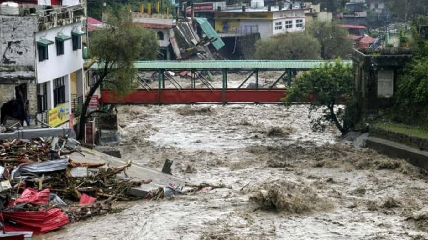 بھارت: شدید بارشوں اور لینڈ سلائیڈنگ سے 18 افراد ہلاک