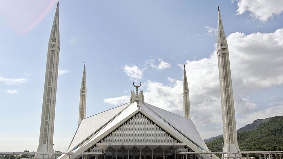 فیصل مسجد میں نیم عریاں لباس میں رقص، آئی جی اسلام آباد سمیت دیگر سے جواب طلب