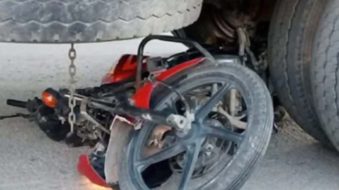 کراچی میں ڈمپر نے ایک اور شخص کو کچل دیا