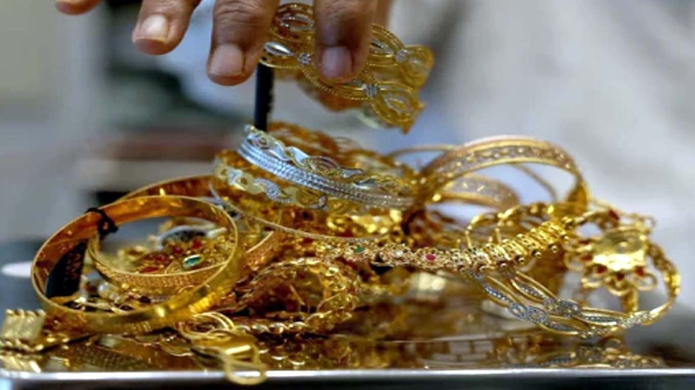سونے کا بھاؤ آج کتنا کم ہوا؟ تفصیلات سامنے آگئیں