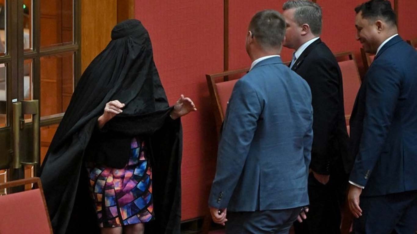 آسٹریلوی سینیٹر کا برقعہ پر پابندی کیلئے پارلیمنٹ میں انوکھا احتجاج