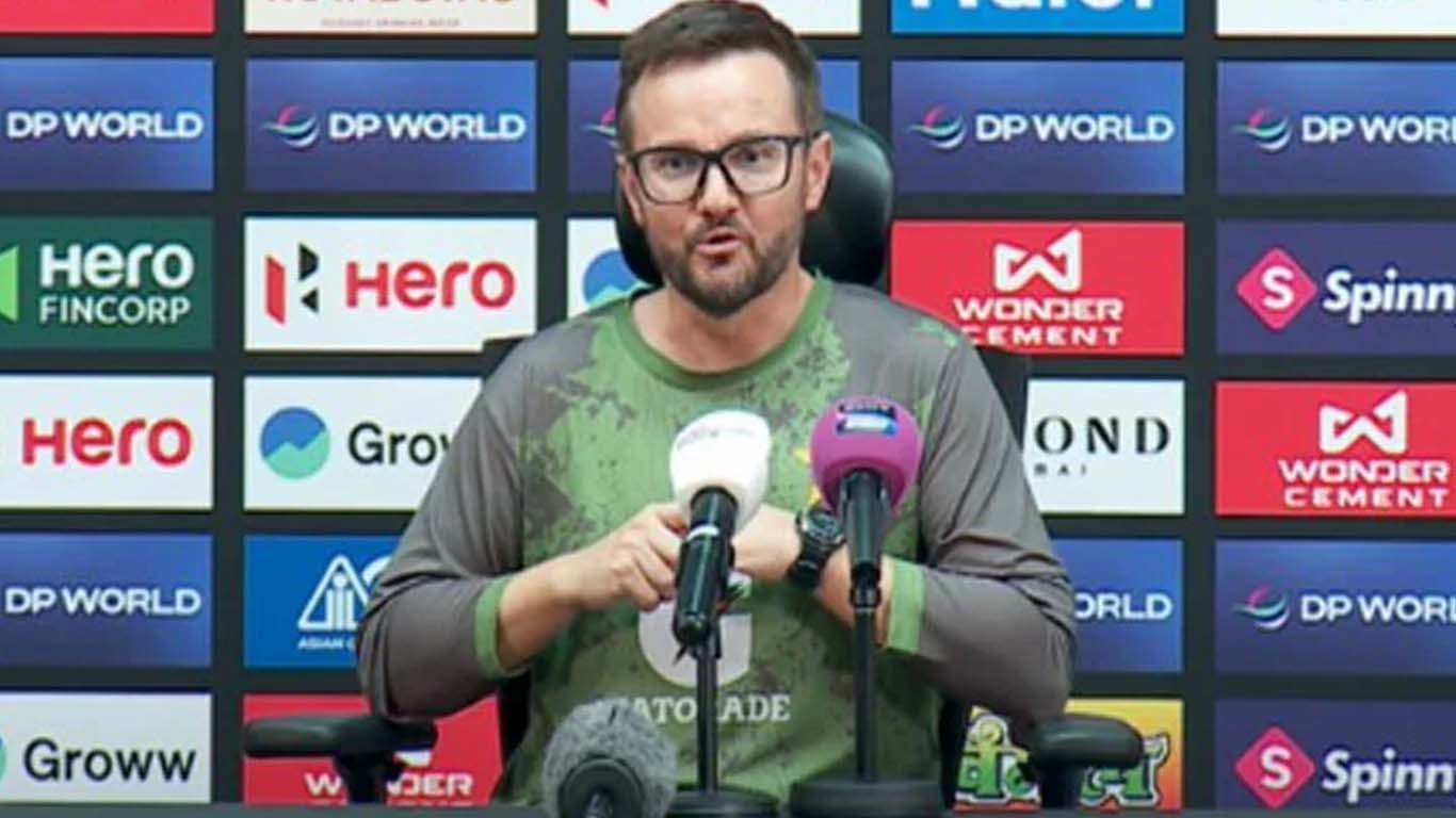 ہیڈ کوچ پاکستان وائٹ بال ٹیم چھٹیوں پر اپنے ملک روانہ ہوگئے