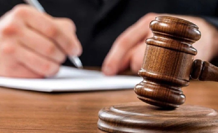 بچہ حقیقی والدین سے لے پالک کے حوالے، عدالت کا انوکھا فیصلہ