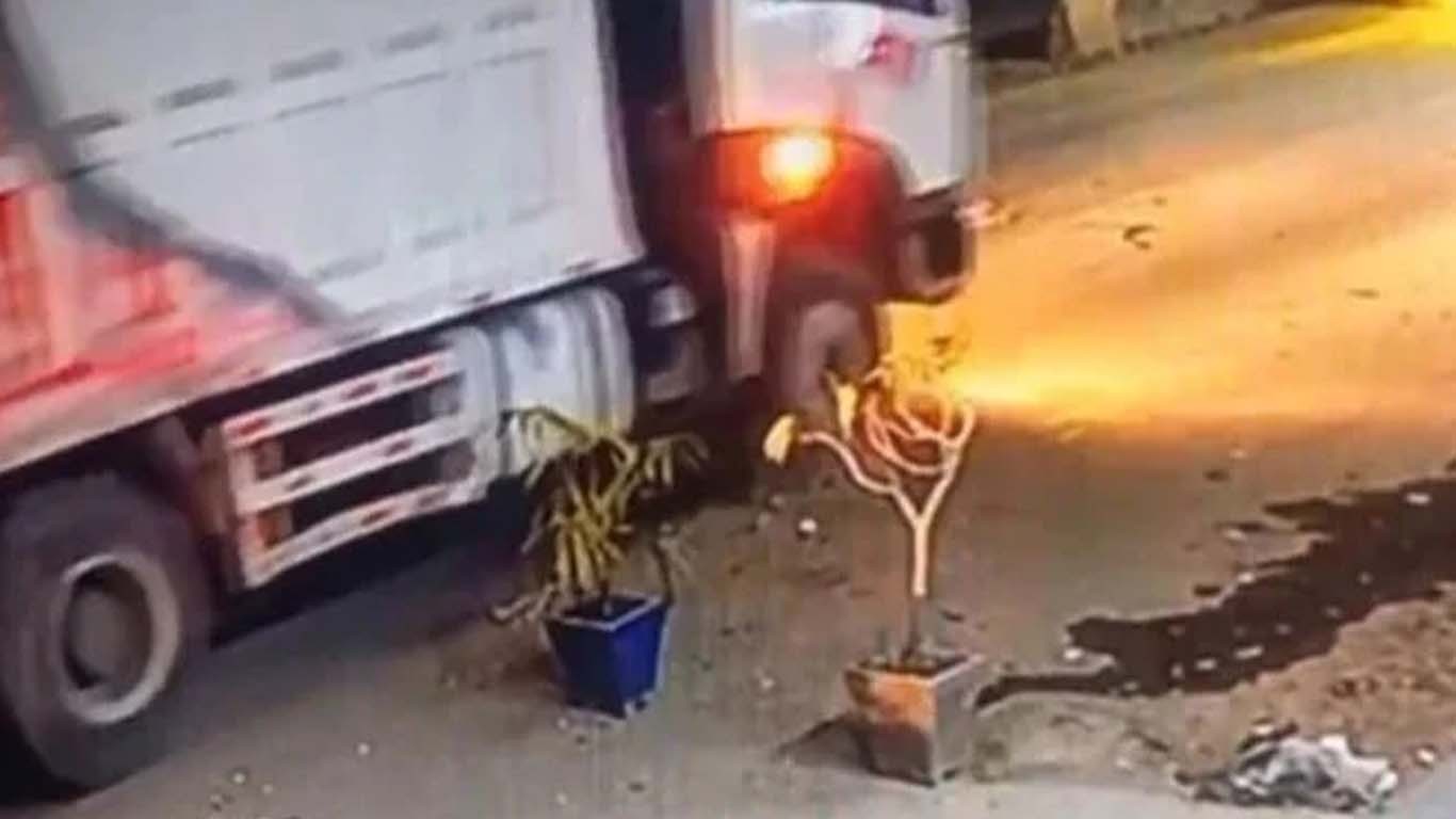 کراچی: نیپا چورنگی پر مین ہول کا ڈھکن کہا گیا؟ بڑا انکشاف ہوگیا