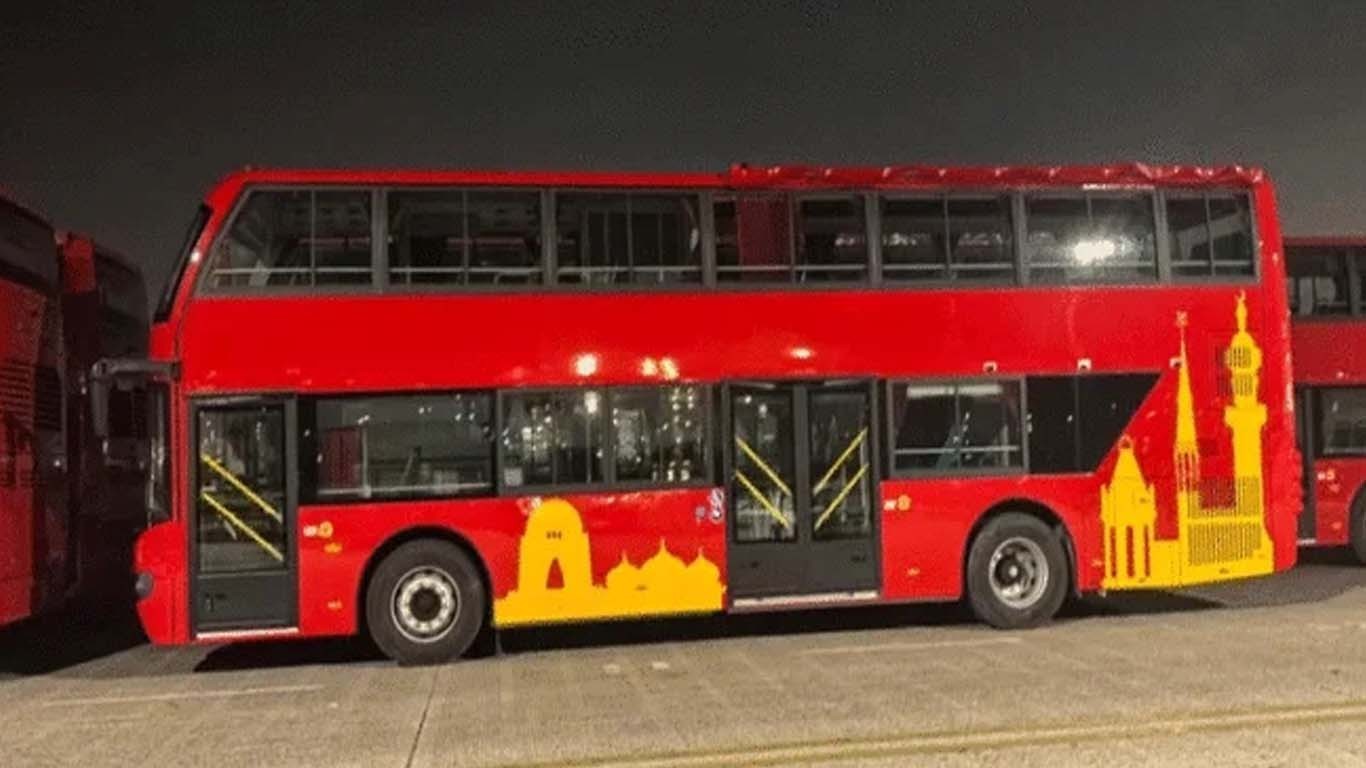 کراچی کے لیے ڈبل ڈیکربسیں بندرگاہ پر پہنچ گئیں