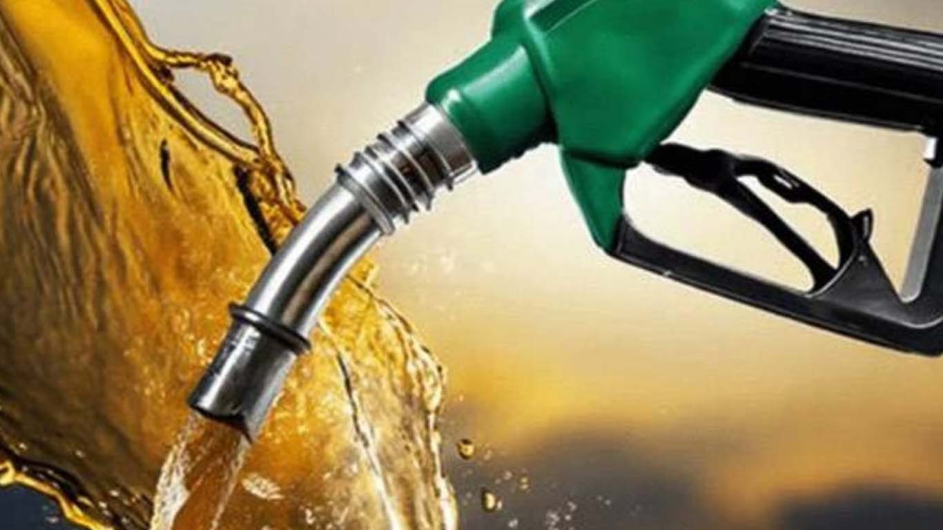 نئے سال کی آمد، حکومت نے پیٹرولیم مصنوعات کی قیمتوں میں بڑی کمی کردی